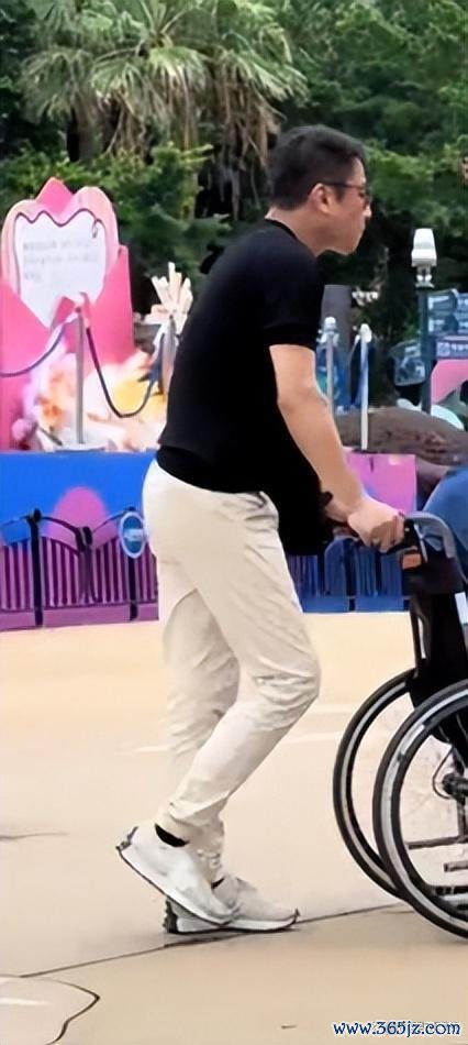 向佐一家现身珠海 温馨全家游打破疏离传闻