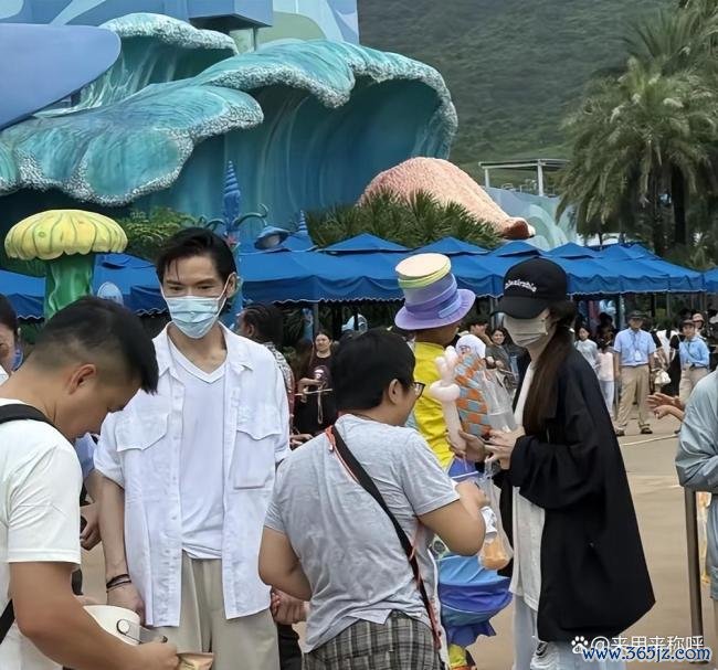 向佐一家现身珠海 温馨全家游打破疏离传闻