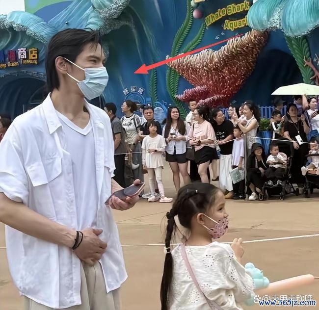 向佐一家现身珠海 温馨全家游打破疏离传闻