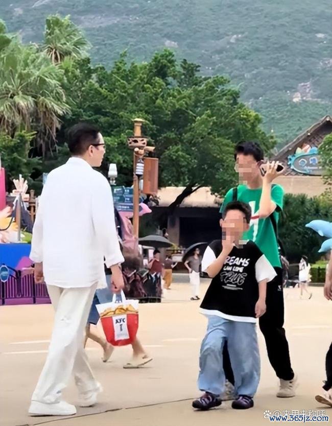 向佐一家现身珠海 温馨全家游打破疏离传闻